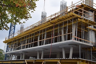 Изглед на фасадата от страната на ул. Тинтява по време на изграждането й със системата MULTIFLEX