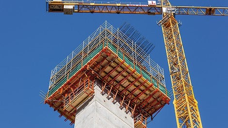 Drei PERI Baukastensysteme: In den komplizierten Aufweitungsbereichen am Pfeilerkopf sorgten Arbeitsbühnen auf Basis der RCS und SCS Klettersysteme für die sichere Lastabtragung. Dazu bot ein umlaufend montiertes PERI UP Bewehrungsgerüst eine sichere Arbeitsumgebung.