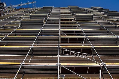 Интегрираната розетка към системата фасадно скеле PERI UP Easy позволява монтирането на конзоли навън и към сградата на всяко ниво.