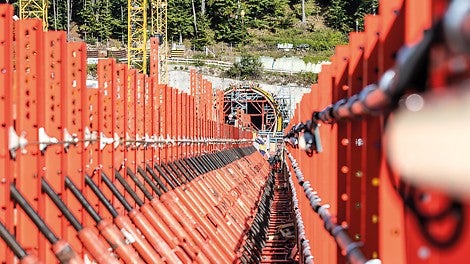 PERI Ingenieure unterstützten mit ihrer Lösungskompetenz und modularen, aufeinander abgestimmten Schalungs- und Gerüstsystemen die Herstellung von Pfeiler, Überbau und Tunnelportal.