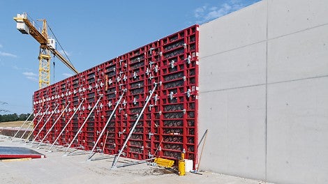 Für die 5 m hohe Wand des knapp 100 m langen Showrooms war die Sichtbetonklasse SB 3 gefordert. Das Baustellenteam verwendete hierfür die MAXIMO Rahmenschalung.
