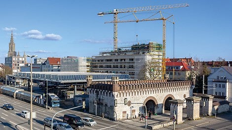 PERI UP Easy系统确保了这个市中心附近的综合建筑群安全的施工流程，并按时顺利竣工。