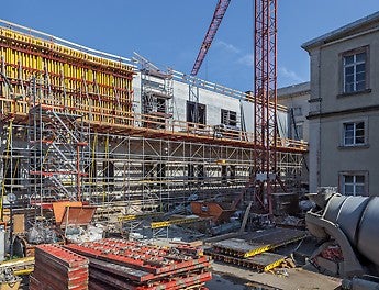 Die Sichtbetonwände wurden mit der VARIO GT 24 Träger-Wandschalung geschalt. Bei den oberen Abschnitten diente das PERI UP Rosett Modulgerüstsystem als Trag- und Arbeitsgerüst.