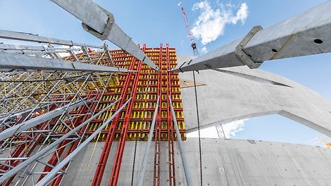 Seinte geomeetria nõudis väga suuri mahtusid betooni ühe valu kohta, mis võrdus pikkusega 36 m ja kõrgusega 12 m. (Photo: PERI GmbH)<br/>