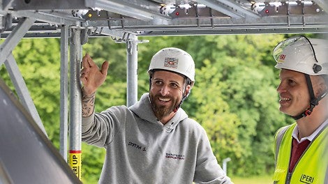 Gerüstbaumeister Stefan Sentesch ist von der Flexibilität des PERI UP Fassadengerüsts, insbesondere von den damit möglichen Eck- und Konsolausbildungen, begeistert.
