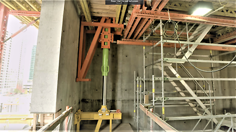 The stairtower climbs to the next level along with everything else - formwork, platforms, placing boom etc. - supported by the strong hydraulic cylinders.