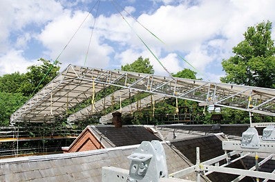 护顶棚可以搭建成可移动和固定的型式，可移动的防护顶棚能够轻易打开和闭合，方便材料运输。