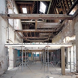 Refurbishment with SKYDECK: the small size of the SKYDECK panels is an advantage also in confined spaces – here the slab formwork is being supported on PEP props.