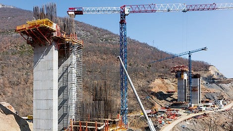 Prilikom izrade stubova korišćena je TRIO ramovska oplata u kombinaciji sa VARIO GT 24 sistemskom oplatom zidova na horizontalno postavljenim SB ramovima, kao i kombinacija SCS i CB 240 platformi.