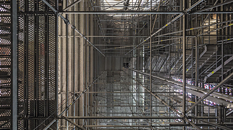 Модульные леса PERI UP Flex отличаются высокой несущей способностью и пространственной жесткостью узловых элементов. Это дает возможность возводить высокие и объемные, а главное, безопасные конструкции.