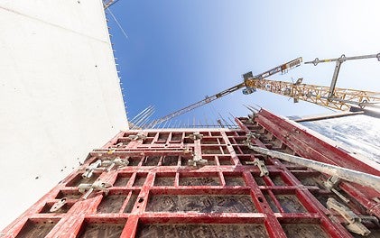 Bei hohen Schalungselementen können aufgrund der einseitigen Bedienbarkeit des Ankers zusätzliche Sicherheitseinrichtungen einsparen.