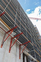 Metrisch kombinierbar: Tragfähige Konsolen auf Basis von VARIOKIT Kernbauteilen unterstützen das PERI UP Fassadengerüst dort, wo der Untergrund nicht genügend tragfähig ist oder darunter liegende Bereiche als Verkehrsfläche freizuhalten sind.