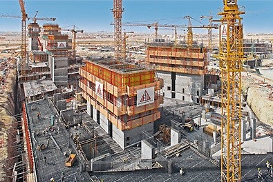 VARIO GT24木梁式墙模系统与RCS导轨爬架系统结合浇筑高层项目中的电梯井和楼梯间。