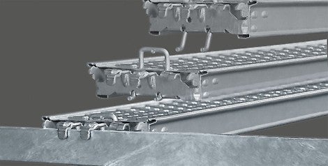 &quot;Locking Deck&quot;<br/>Podesty montuje się bezpośrednio na ryglach. Dodatkowy rygiel podtrzymujący podest nie jest konieczny. Pod wpływem siły ciężkości zaczep zatrzaskuje się, zabezpieczając podest przed przemieszaniem.