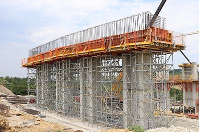 Изграждане на ригел с подпорно скеле PERI UP Flex и страничен кофраж DOMINO