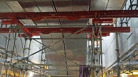 Udveksling i bunden af rulletrapperne