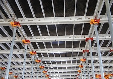 Une réduction des besoins en matériels sur site, grâce au décoffrage anticipé avec tête de décintrement.