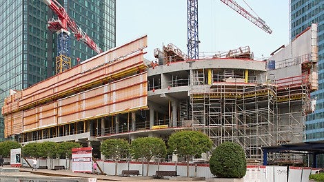 For the construction of the Hotel Meliá in the La Défense office district, PERI developed a comprehensive climbing formwork solution. This serves not only as an enclosure, which ensures the safety of the construction teams at all times, but also it supports the precast parapets during erection.