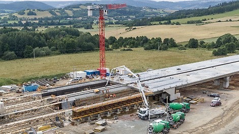 Při stavbě tří mostních konstrukcí, z nichž každá má dvě nosné konstrukce, se jako klíč k úspěchu ukázalo kompletní řešení PERI se zařízením pro vysouvání po taktech VARIOKIT, které bylo velmi ceněno díky snížení množství materiálu a časově úsporné manipulaci. 