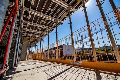 Гарантирано обезопасяване по периметъра на плочите със система PROKIT само с три елемента: решетка, стойка и плочка-пета