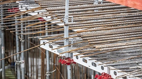 Geländerpfostenhalter dienten zur Herstellung der Absturzsicherung an der kurzen und langen Paneelseite.
