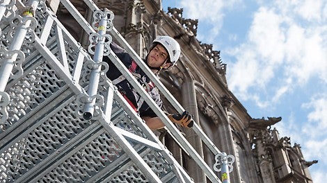 Schnell transportiert und montiert: Der handliche, modulare Gitterträger ULS Flex schafft Überbrückungen in großer Höhe – ohne sperrige Bauteile und ohne Rohrkupplungsverbindungen.