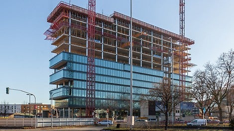 Der 62 m hohe, modern gestaltete Gebäudekomplex wird die neue Deutschlandzentrale des Kosmetikkonzerns L&#039;Oréal.