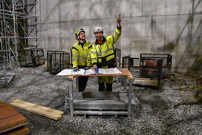 Monteringsbas Pawel i dialog med vår formann Bård