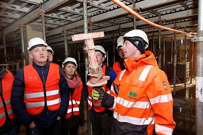 Maakri büroohoone töödejuht Laivo Pallav (Merko Ehitus Eesti AS) selgitamas huvilistele Skydecki tööpõhimõtteid hoides käes spetsiaalset Skydecki postipead, mis võimaldab varajast lahtirakestamist, jäädes samaaegselt lage toestama. (Foto: Raivo Tiikmaa/ Fotokoda OÜ)