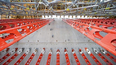 HD 200 Schwerlaststützen und PERI UP Modulgerüstsystem: Ein wirtschaftliches Traggerüstkonzept zur Ableitung hoher Lasten in großer Höhe.