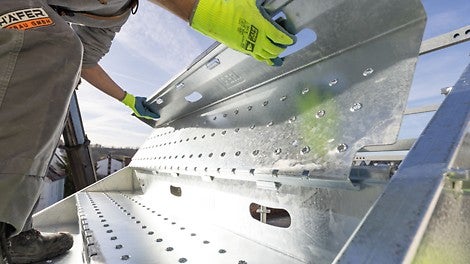 Aufgrund der smarten Bauteildetails wie dem Ineinandergreifen der Treppenstufen, den integrierten Setzstufen der Stufenelemente und der Riegelaufnahme an den Treppenwangen, erfolgt die Montage mir nur geringem Werkzeugeinsatz.