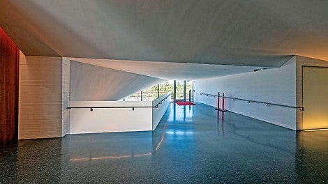 Arhitectural, „REACH” este caracterizat de linii distincte, clare și curbe ergonomice curbate.