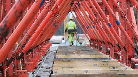 Kantbalkar gjuts efter brobanan med VGW och VGK för att säkerställa kantbalkens synliga linje och kantbalkens hållfasthet.