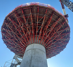 Château d’eau, à Benouville (14), dans la plaine de Caen : réalisation d’un château d’eau de <br/>800 m3 et de 39 m de haut, avec étaiement de tours MP et mise en place de fermes SB.<br/>(Photo : PERI France)<br/>