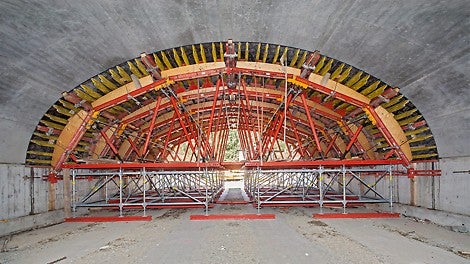 Die RUNDFLEX Schalung dient zusammen mit Formknaggen aus der PERI Schalungsmontage der Formgebung für den Korbbogenquerschnitt mit 12 m Querschnittsbreite.