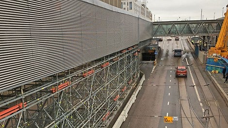 Väliaikainen siirtymäsilta rakennettiin Ratapihantielle ajokaistojen väliin.