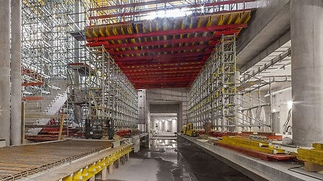 Individual and project-specific solutions can be implemented with the parts of the PERI UP modular scaffolding kit. Due to the fine system grid dimensions of the ledgers and decks and the eightfold connectable Rosett node, the system offers high adaptability to the building geometry. 