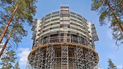 GT-palkeista ja vanerista rakennetulta työtasolta käsin tehdään juuri- ja kartio-osien korjaustyöt.