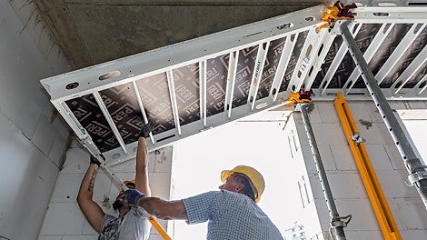 Große und dennoch leichte Alu-Paneele sowie die Verwendung des Absenkkopfs sorgen für ressourcenschonendes und schnelles Ein- und Ausschalen.