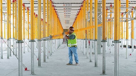 铝合金制的轻质MULTIPROP楼板支撑，可支撑多个楼层。