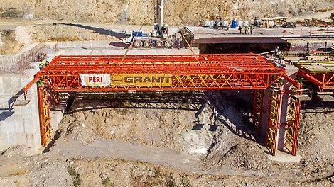 Za bezbedno podupiranje VARIOKIT VRB rešetkastih nosača korišćeni su VST ramovi iz VARIOKIT modularnog sistema, fiksirani na unapred izgrađene stubove.