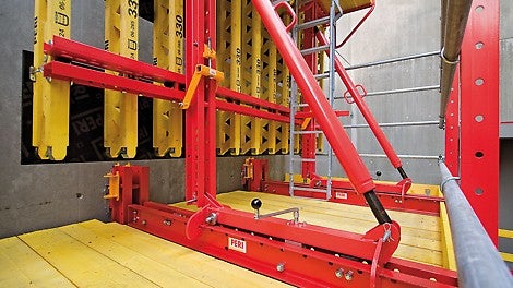 The formwork is securely mounted on the carriage and can be retracted by 90 cm without the use of the crane. Due to the roller bearings, it is easy to operate as well as being jerk-free.<br/>