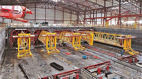 &lt;p&gt;Eine eigens errichtete Feldfabrik produziert die Tunnelsegmente im Trockendock. Mit Pontons werden die einzelnen Tunnelelemente auf das offene Meer geschleppt und auf den Meeresboden abgesenkt.&lt;/p&gt;<br/>