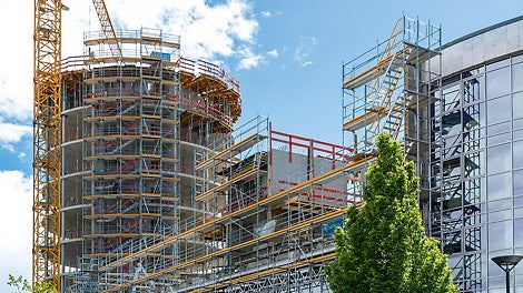 Die beengten Platzverhältnisse und die Aufrechterhaltung des laufenden Betriebs erforderten projektspezifisch angepasste Gerüstbaulösungen.