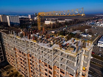 Тактовете при вертикалния кофраж са разделени така, че целият материал да бъде използван, без да има платна, които изчакват. Функционалните размери на платната позвлоляват лесно изпълнение на различни сложни форми на вертикалните елементи. 