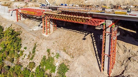 Podupiranje oplate celog raspona do 31 m omogućeno je zahvaljujući VARIOKIT VRB rešetkastim nosačima montiranim na samom gradilištu