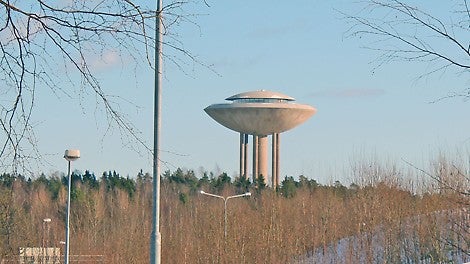 Vesitorni on näkyvä maamerkki Länsi-Espoossa.