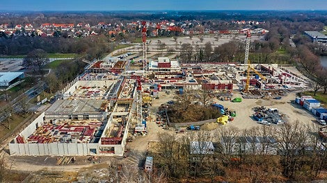 Der L-förmige Gebäudekomplex mit einer Grundfläche von 170 m Länge und 70 m Breite ist für rund 1.700 Schüler und 200 Lehrer konzipiert. (Foto: ARGE Gymnasium Langenhagen, Kallage/Rolfes)<br/>