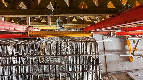 Horizontal folding of the props by 90° due to the new Cross Swivel Head. Props do not have any load-bearing role when passing over span boxes and cross beams, and therefore do not have to be dismantled and transported by hand.