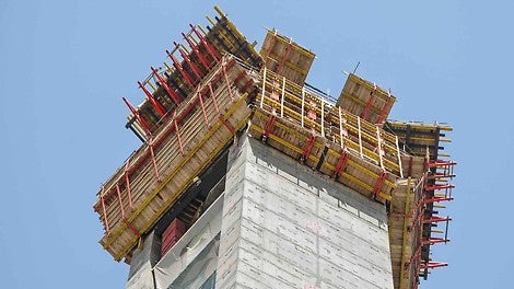 组合使用三种不同的ACS自动爬模系统、VARIO木梁式墙模和TRIO框式模板，为项目提供定制的爬模方案。